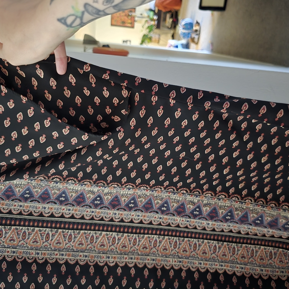 Black And Pink Patterned Blouse - image 4